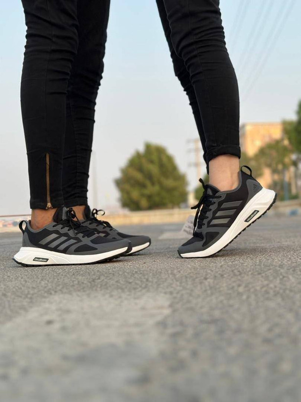 کفش کتانی وارداتی رانینگ و پیاده روی آدیداس مدل کلودفوم Adidas Cloudfoam سبک و تنفسپذیر (مشکی طوسی سفید)