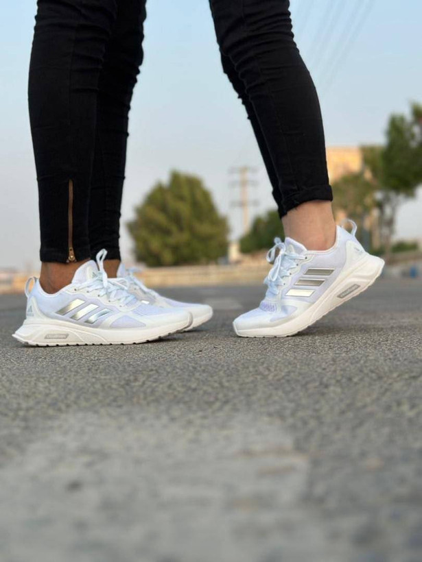 کفش کتانی وارداتی رانینگ و پیاده روی آدیداس مدل کلودفوم Adidas Cloudfoam سبک و تنفسپذیر (سفیدنقره ای)